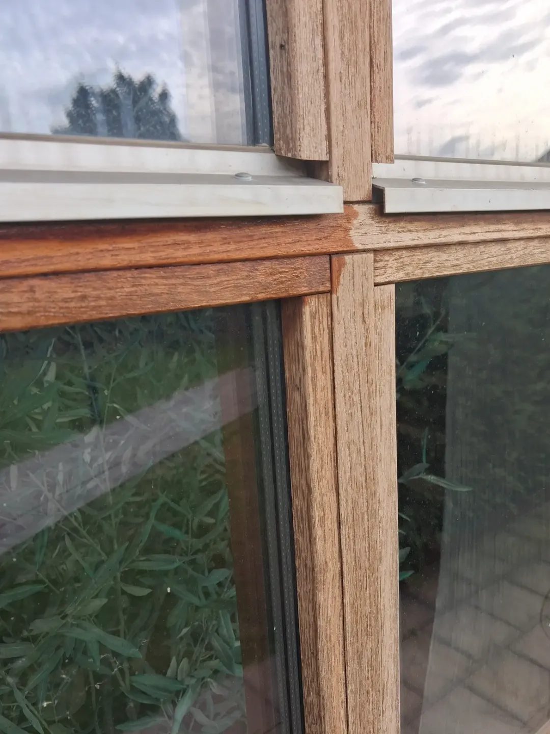 Fönsterparti i trä som oljats med teakolja