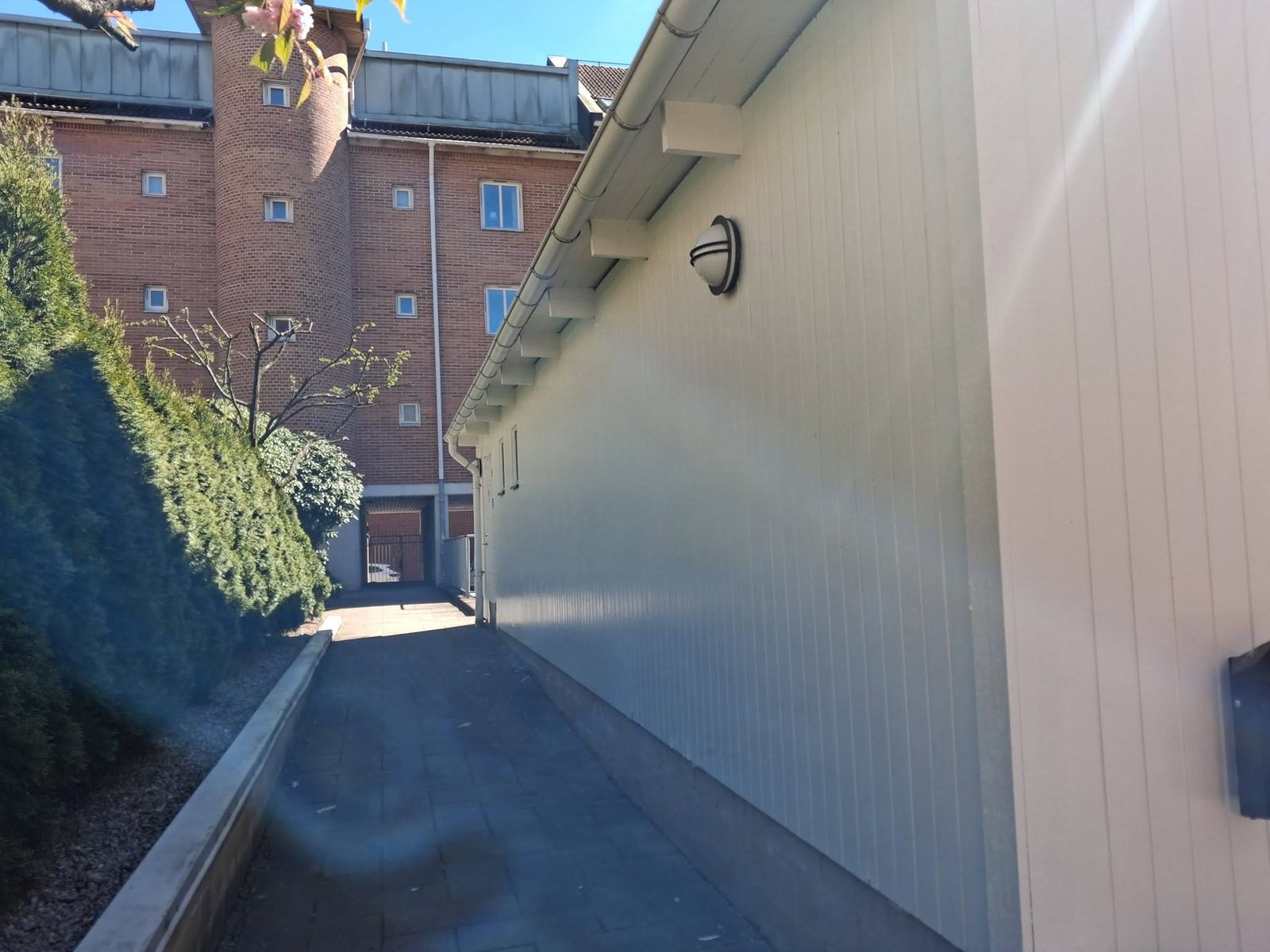 Samma träfasad tvättad och nymålad
