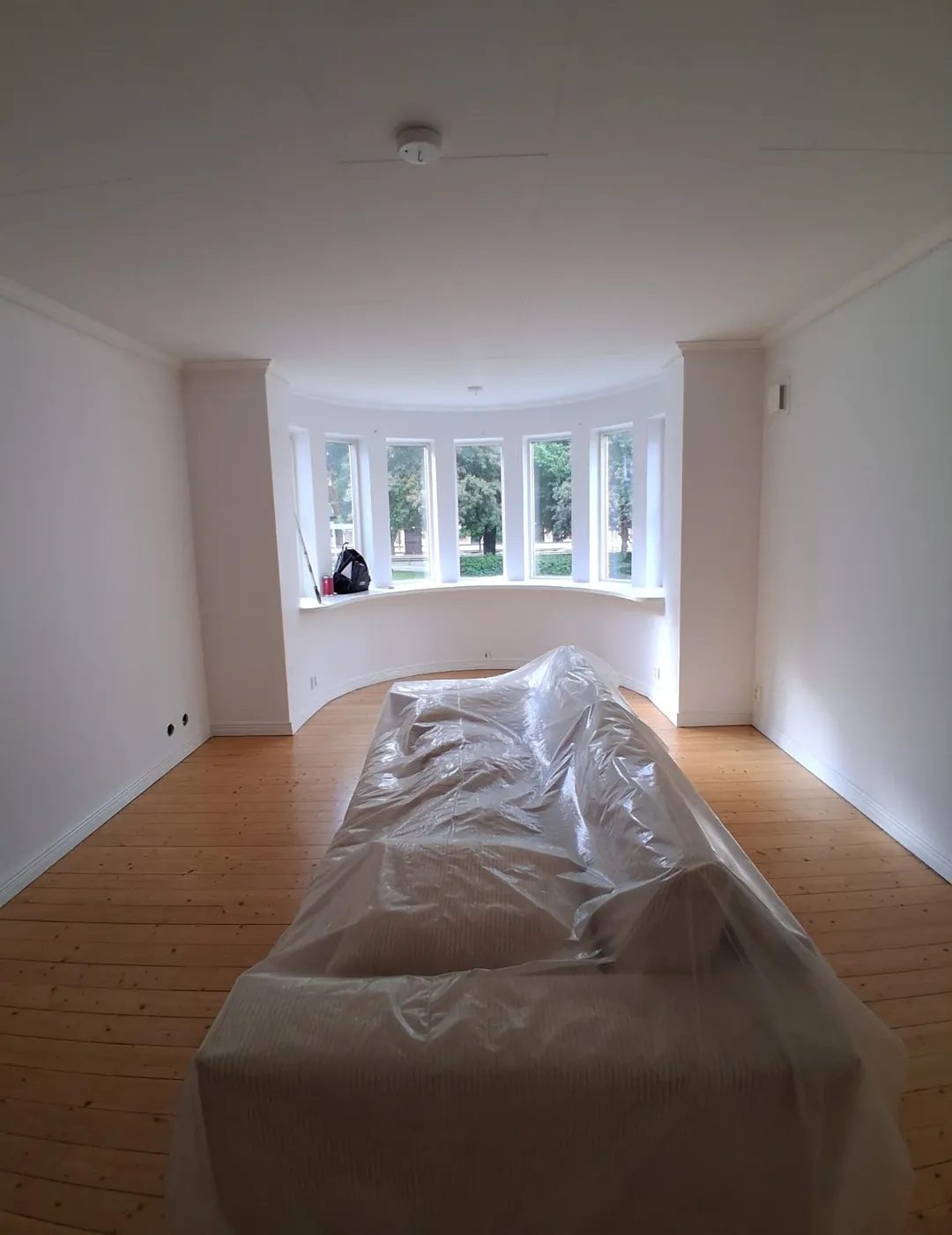 Lägenhet med burspråk och nyspacklade släta väggar