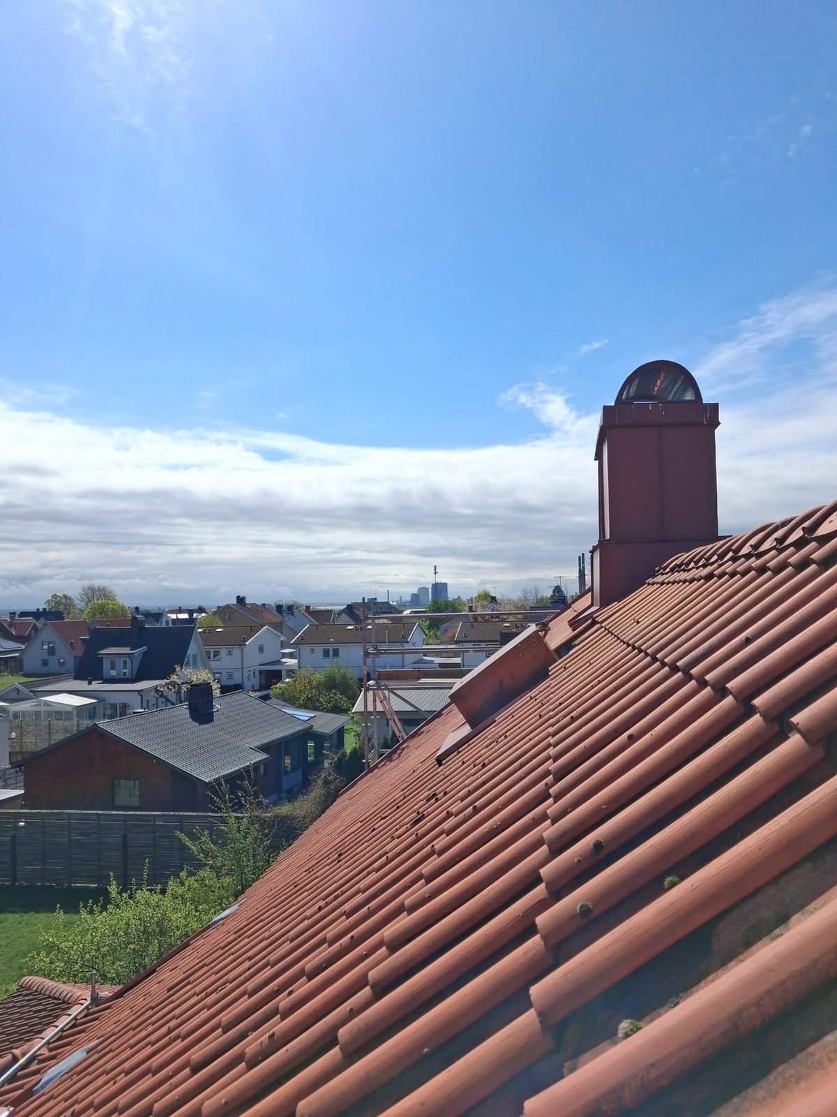 Höghöjdsjobb på tegeltak med utsikt