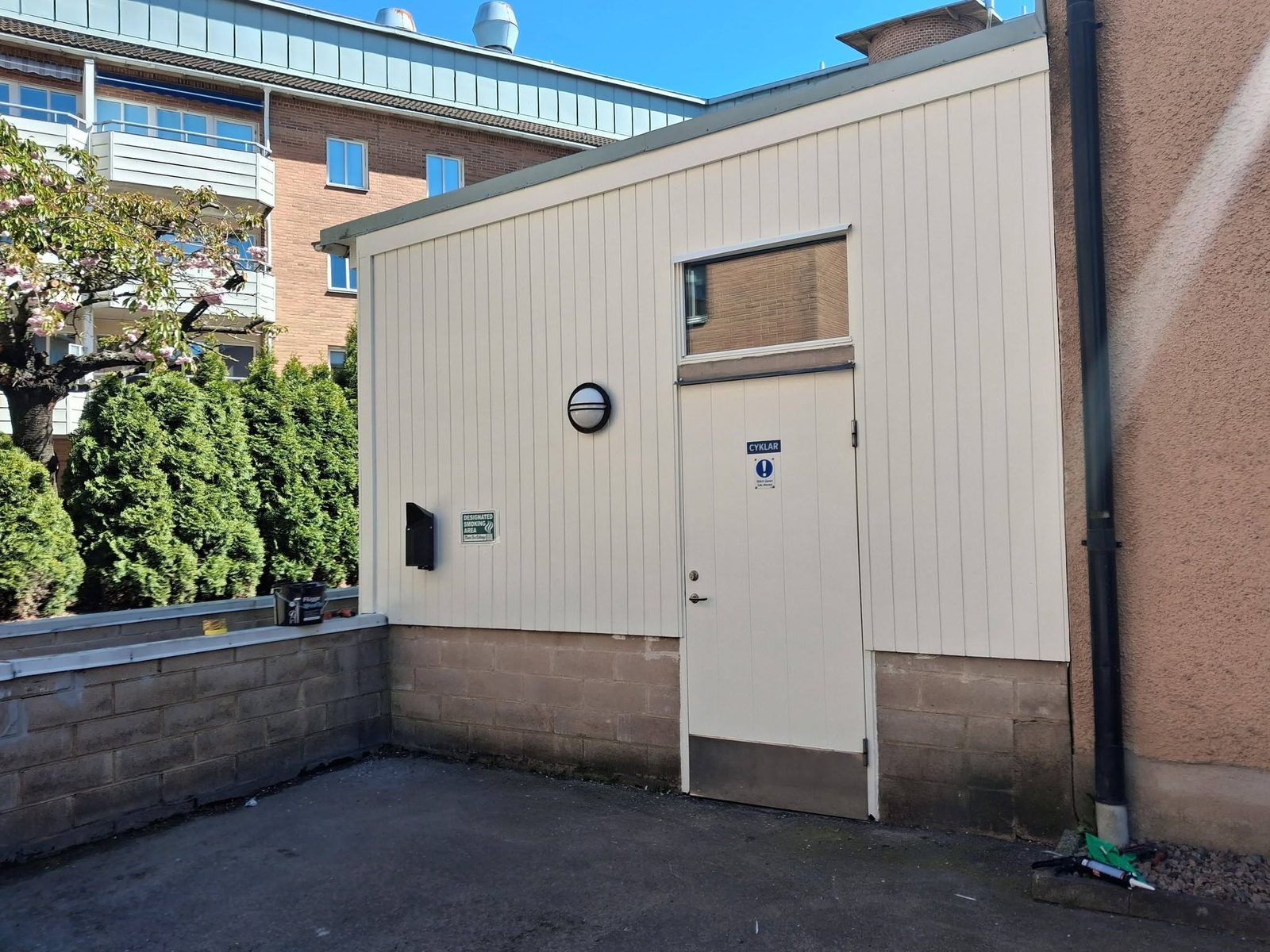 Nymålad ljus fasad på byggnad